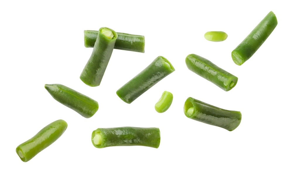 De l'haricot vert est découpé en morceaux. Le légume est bon pour la santé du chien.