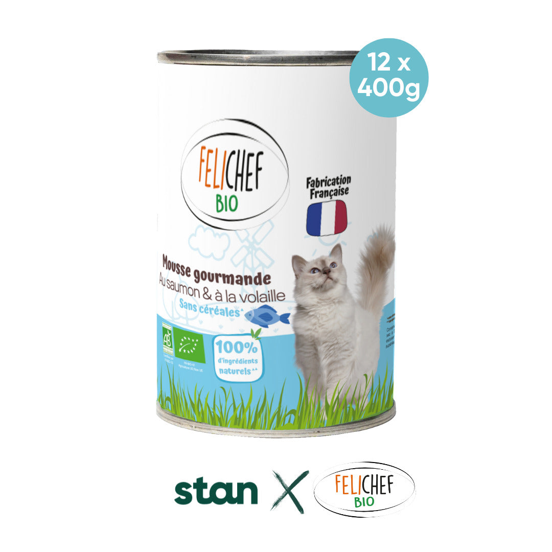 Une boîte de conserve de 400 grammes de mousse au saumon pour chat est au centre de l'image. Une pastille bleu indique qu'il y a 12 pâtées. Les logo de Stan et Félichef sont en bas. Le fond est blanc.