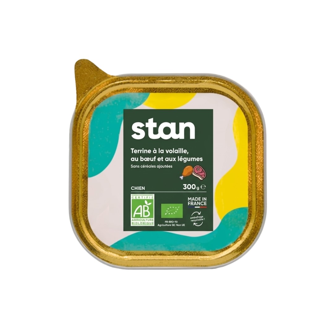 Une boîte de pâtée sans céréales bio pour chien est au centre de l’image. La pâtée naturelle est à la volaille et au boeuf. Elle fait 300 grammes.