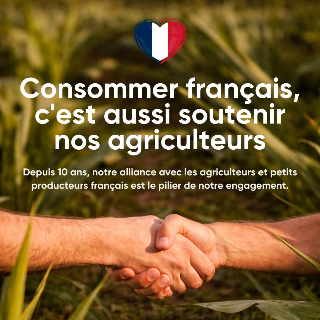 Deux agriculteurs français se serrent la main. Un texte blanc est écrit au centre. Un cœur bleu, blanc et rouge est en haut de l'image. Un champs flou est en arrière plan.