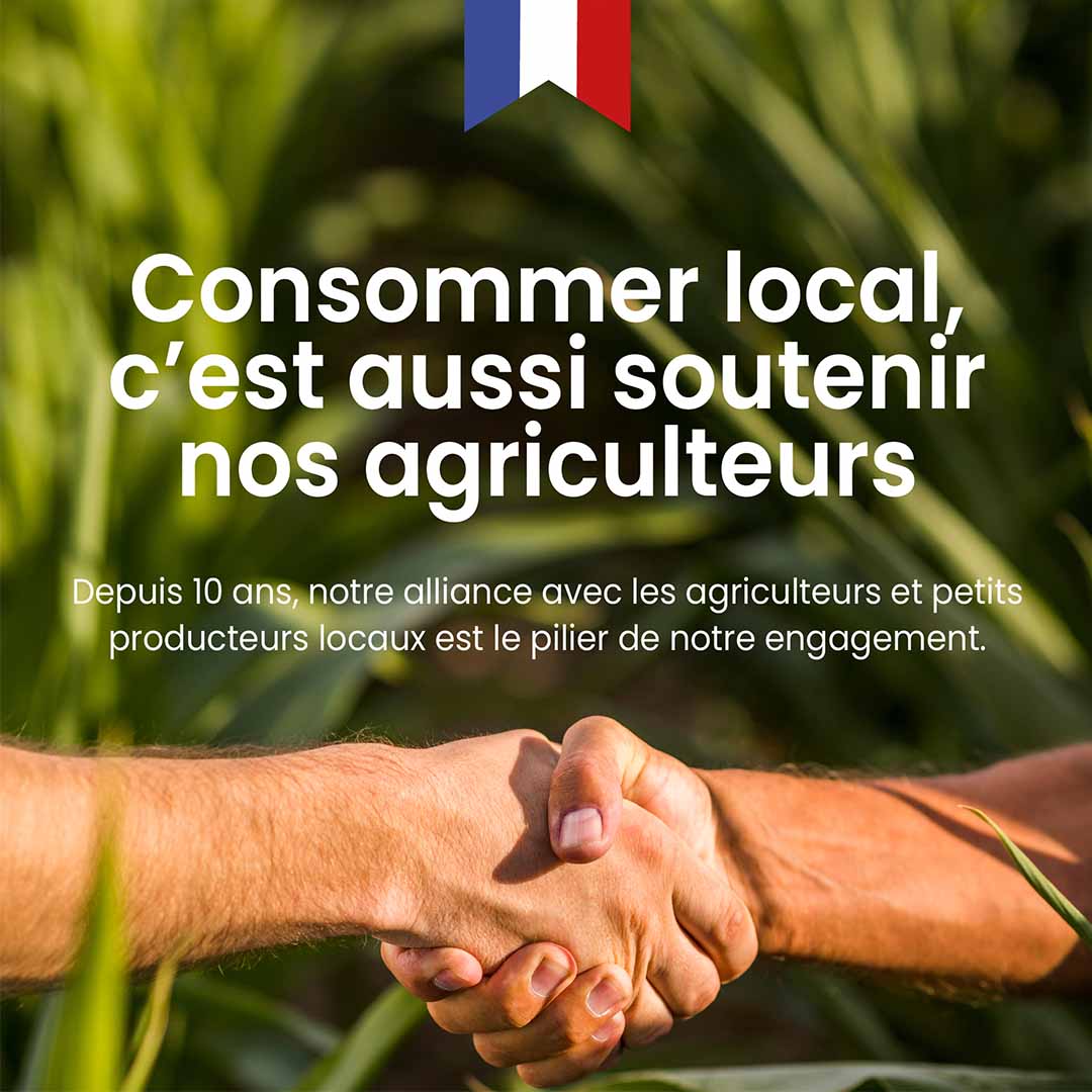 Deux personnes se serrent la main. Ce sont des agriculteurs français. Un texte est au centre parlant de l’agriculture française. Un drapeau français est au dessus.