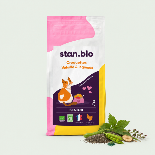 Sac de 2kg de croquettes chat senior volaille et légumes Stan.bio bio, entouré de petits pois, graines de chia, orties et herbes aromatiques fraîches, sans céréales ajoutées, fabriqué en France