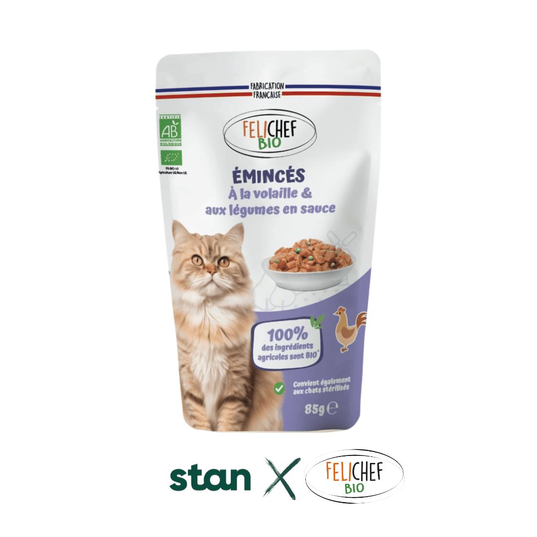 Un sachet d’émincés en sauce bio et naturel pour chat est au centre de l’image. Les émincés sont saveur volaille et font 85 grammes. Deux logos des deux marques partenaires sont en dessous : Stan.bio et Félichef Bio.