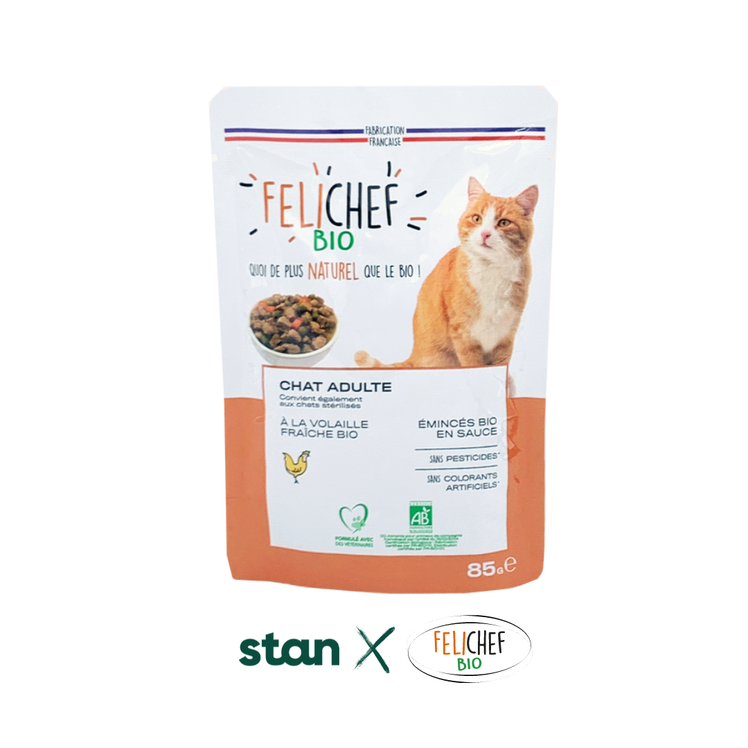 Un sachet d’émincés en sauce bio et naturel pour chat est au centre de l’image. Les émincés sont saveur volaille et font 85 grammes.