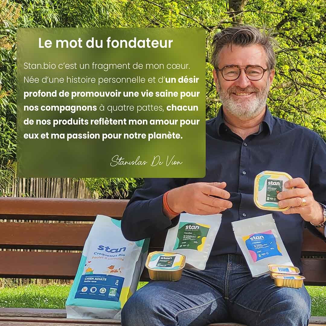 Le fondateur de la marque Stan.bio est au centre droit de l’image. Il sourit, tient une pâtée bio et sur lui se trouvent des croquettes et friandises naturelles. Un texte de sa part est à gauche.