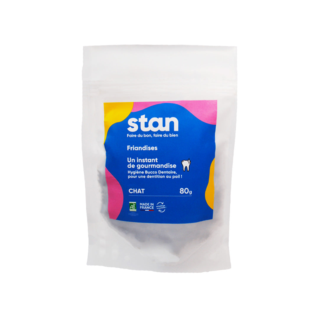 Un sachet de friandises naturelles pour chat est au centre de l’image. Le sachet contient des friandises aidant à maintenir une bonne hygiène bucco-dentaire et fait 80 grammes.