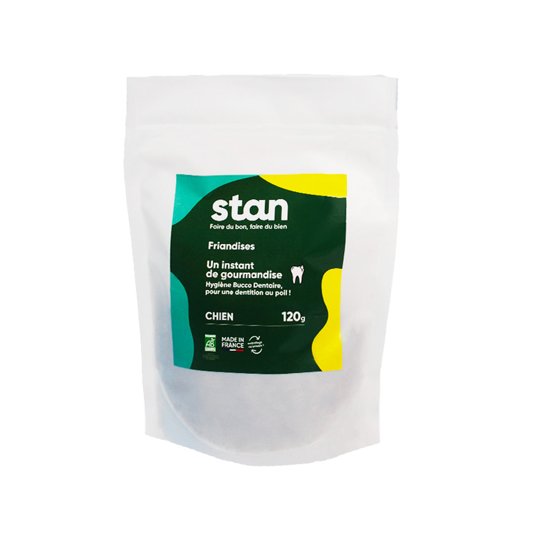 Un sachet de friandises naturelles pour chien est au centre de l’image. Le sachet contient des friandises aidant à maintenir une bonne hygiène bucco-dentaire et fait 120 grammes.