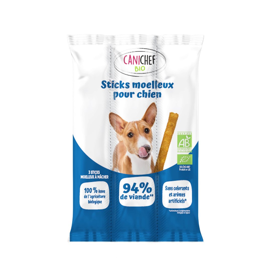 Un sachet de 3 friandises moelleuses pour chien est au centre de l'image. Le sachet est bleu et sur un fond blanc.