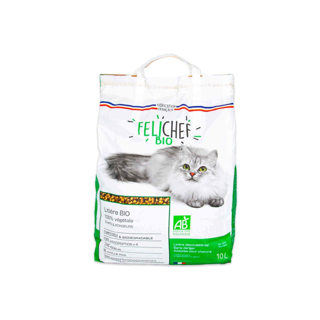 Un sachet de litière bio pour chat est au centre de l'image. Le sac est vert et blanc, avec un chat dessus. Le sac contient 10 litres de litière naturelle.