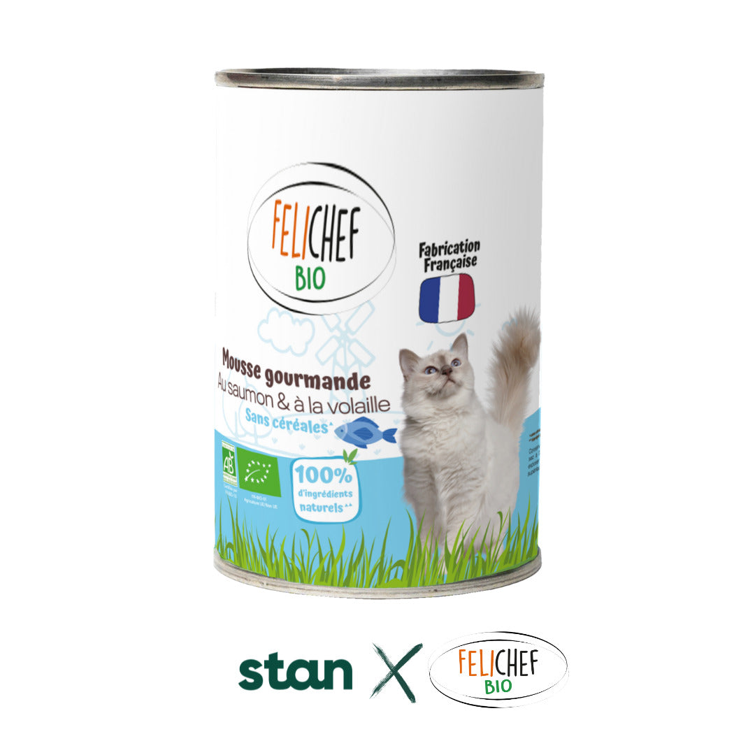 Une boîte de conserve de 400 grammes de mousse au saumon pour chat est au centre de l'image. Le fond est blanc.