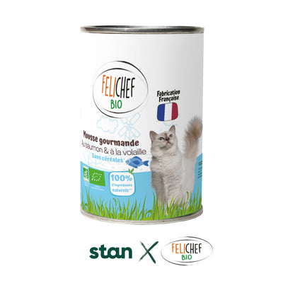 Une boîte de conserve de 400 grammes de mousse au saumon pour chat est au centre de l'image. Le fond est blanc.