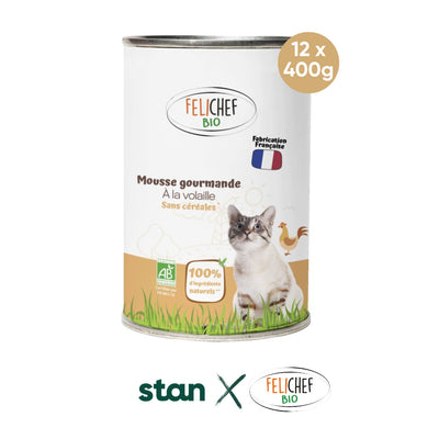 Une pâtée pour chat saveur truite est au centre de l'image. Les logo de Stan et Félichef bio sont en dessous pour indiquer la collaboration entre les deux marques. Une pas pastille jaune indique qu'il y a 12 pâtées. Le fond est blanc.