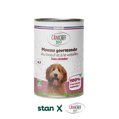 Une boîte de mousse gourmande pour chien de 400 grammes est au centre de l'image. Collaboration entre deux marques Stan.bio et Canichef Bio avec les logos en dessous. Le fond est blanc.