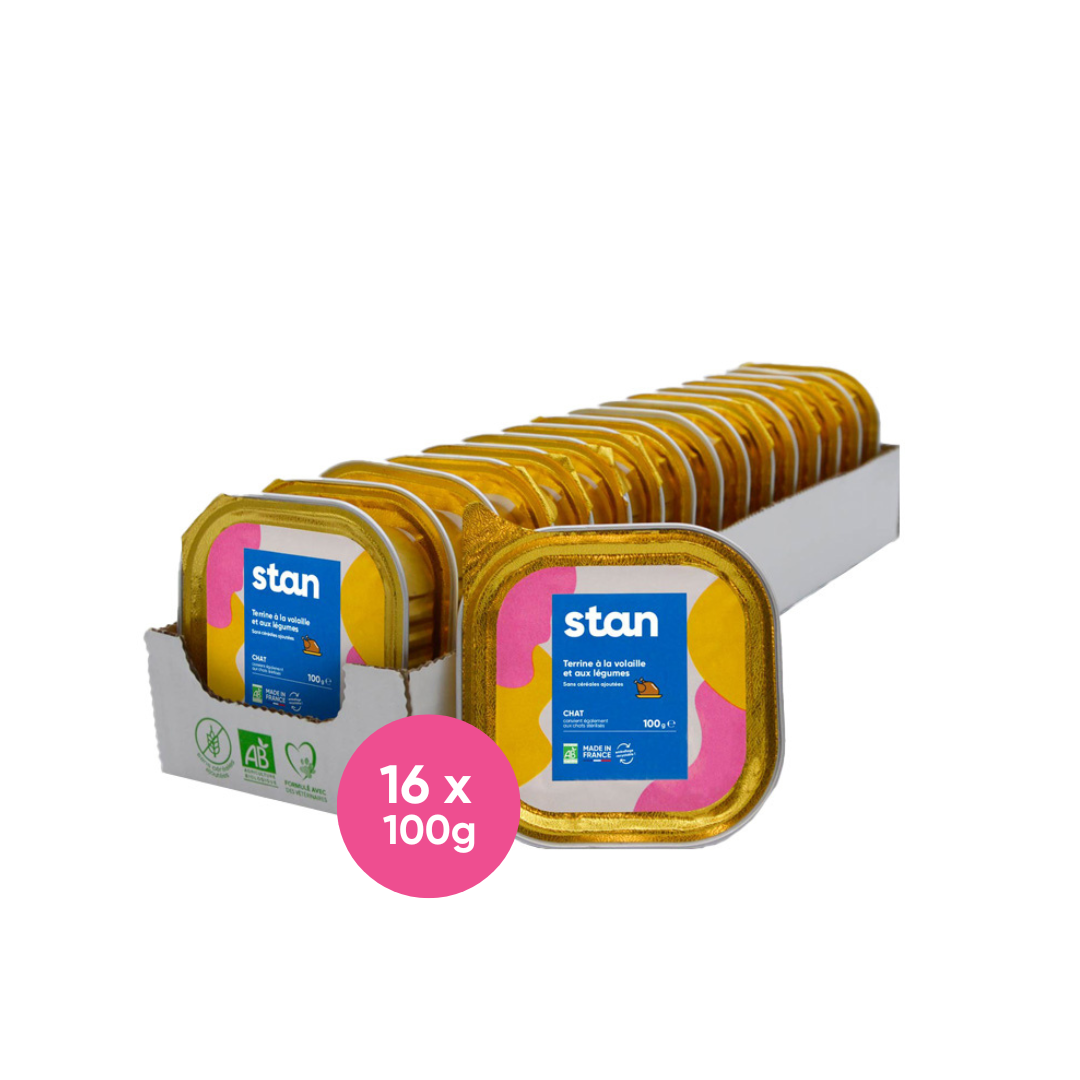 Un pack de pâtées sans céréales pour chat bio saveur volaille est au centre de l'image. Une seule boîte de terrine pour chat est à côté du pack. Il est indiqué qu'il y a 16 boîtes de 100 grammes.