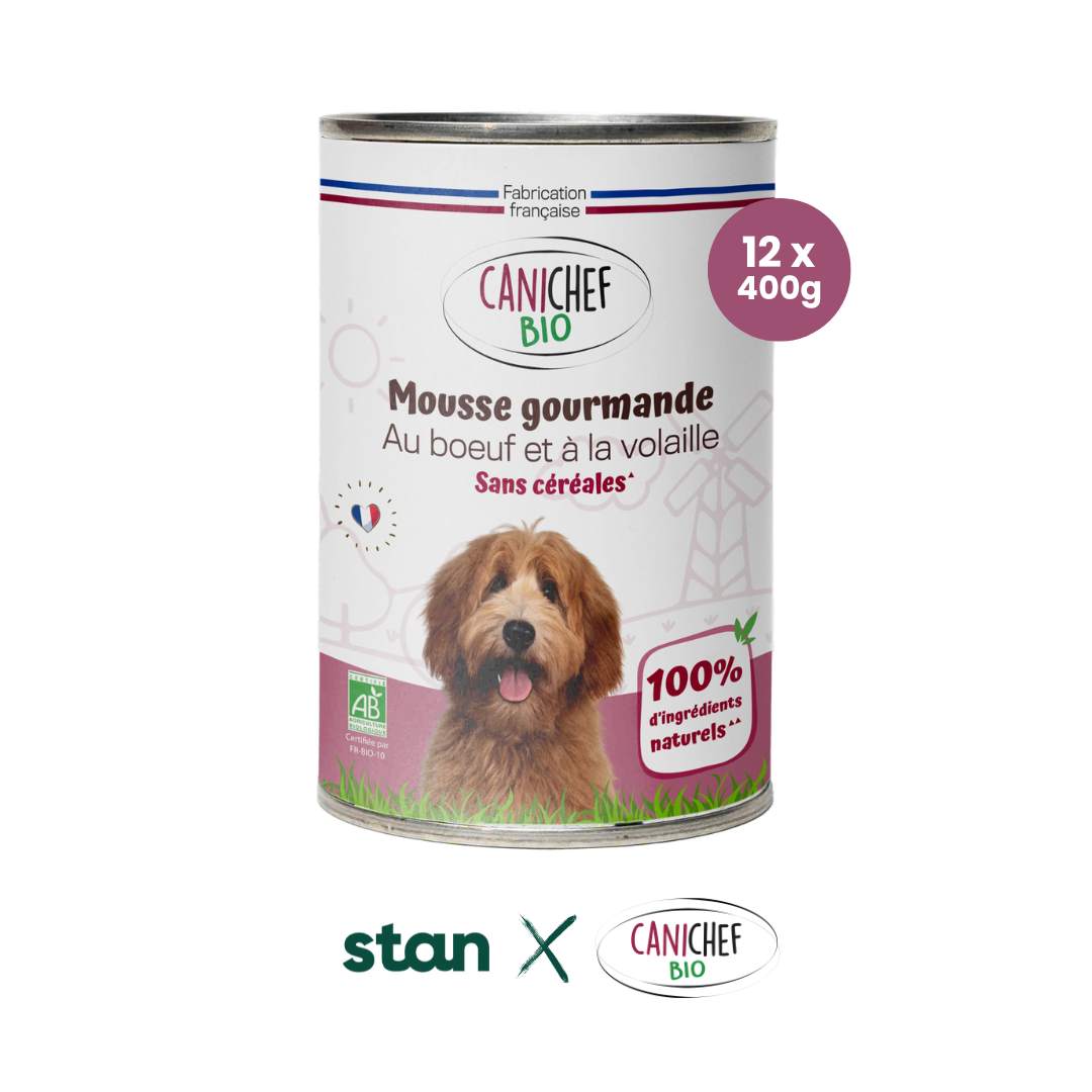 Une boîte de pâtée de mousse gourmande bio pour chien au centre de l'image. Le fond est blanc. Les logos des deux marques est an bas de l'image. Nous voyons une 12 x 400 grammes.