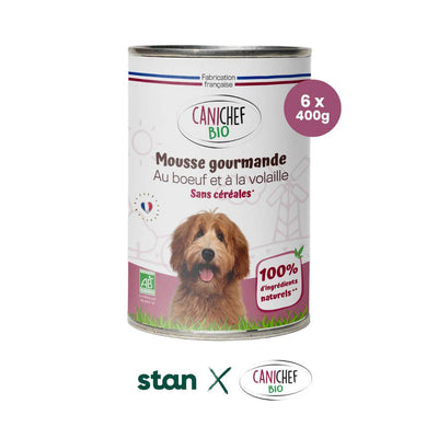 Une boîte de pâtée de mousse gourmande bio pour chien au centre de l'image. Le fond est blanc. Les logos des deux marques est an bas de l'image. Nous voyons une 6 x 400 grammes.