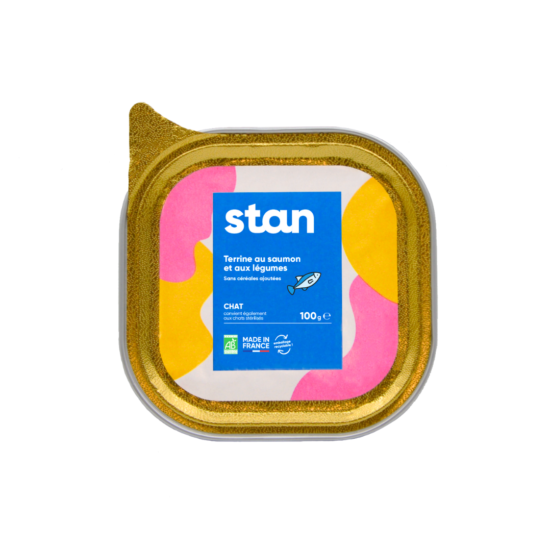 Une boîte de pâtée sans céréales bio pour chat est au centre de l’image. La pâtée naturelle est à au saumon et fait 300 grammes.