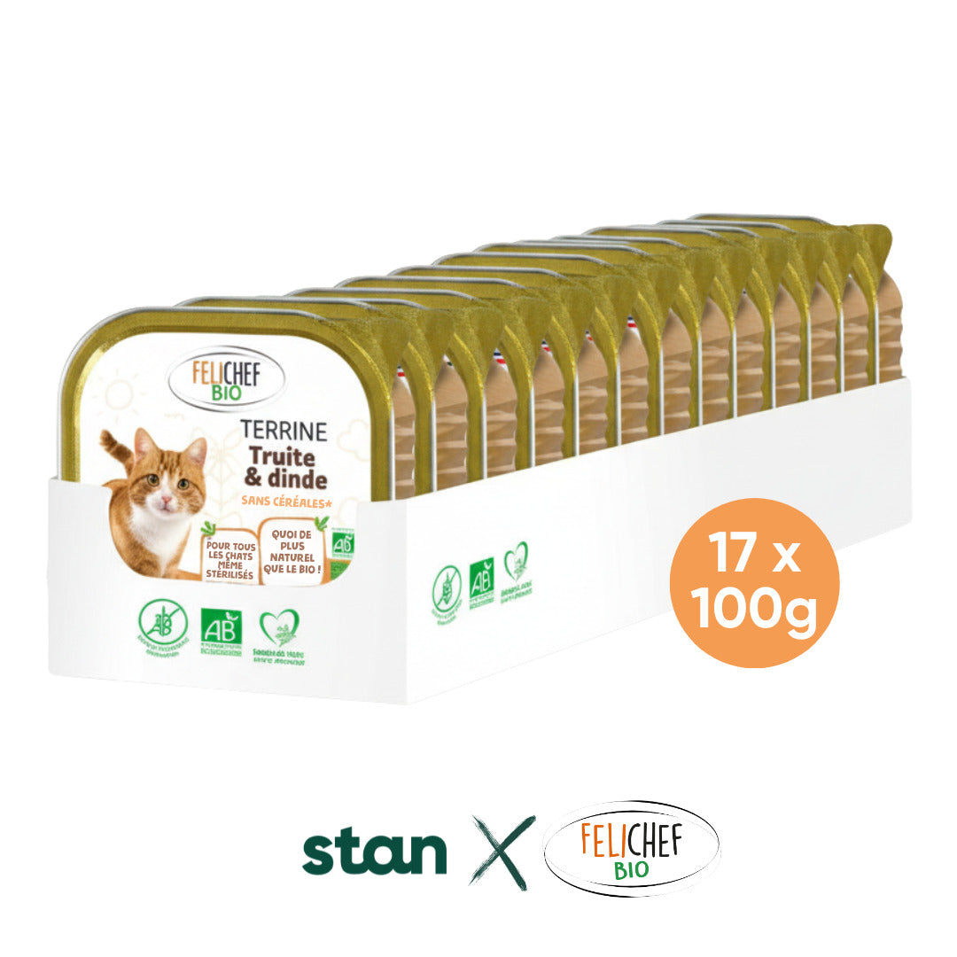 Un pack de pav de patees pour chat saveur truite est au centre de l'image. Les boîtes sont dans un carton blanc. Une pastille indique qu'il y a 17 pâtées disponibles. Le fond est blanc.