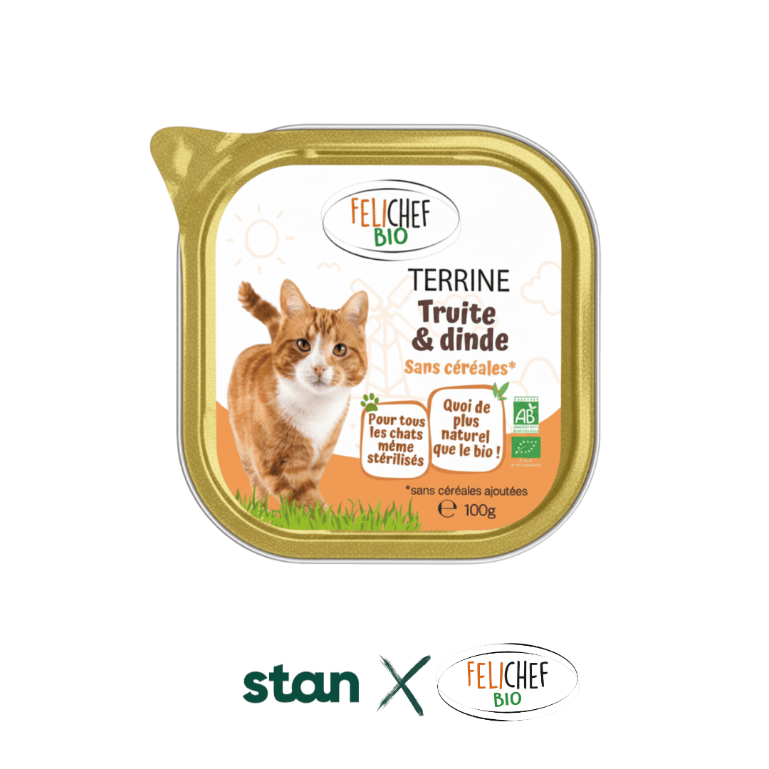 Une pâtée pour chat saveur truite est au centre de l'image. Les logo de Stan et Félichef bio sont en dessous pour indiquer la collaboration entre les deux marques. Le fond est blanc.