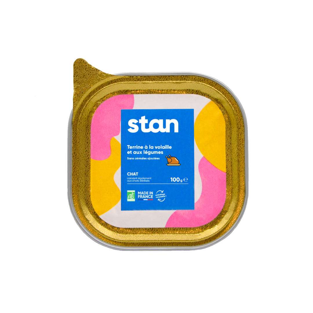 Une boîte de pâtée sans céréales bio pour chat est au centre de l’image. La pâtée naturelle est à la volaille et fait 300 grammes.