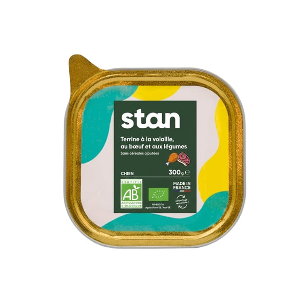 Une boîte de pâtée sans céréales bio pour chien est au centre de l’image. La pâtée naturelle est à la volaille et au boeuf. Elle fait 300 grammes.
