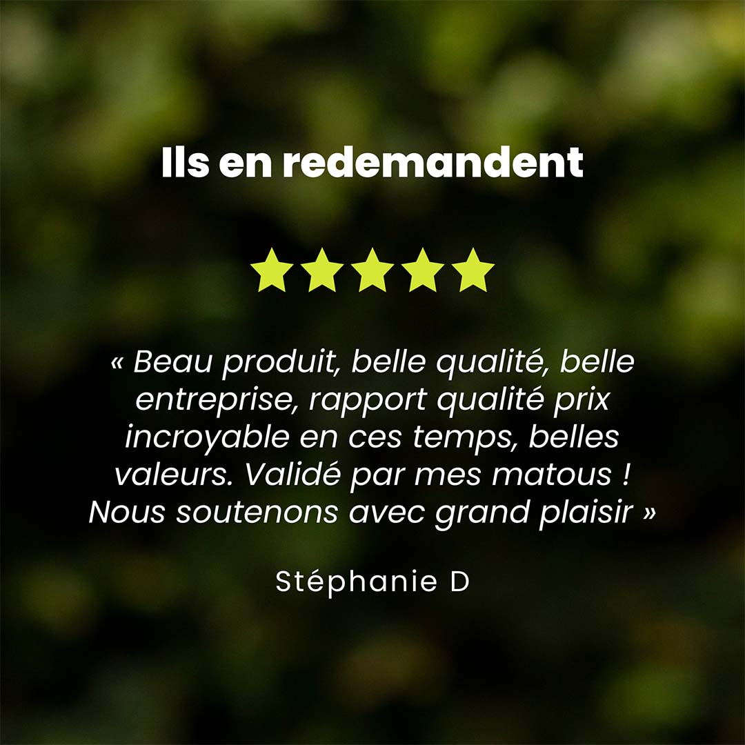 Un témoignage client pour les croquettes chat adulte saveur saumon est au centre de l’image. Des étoiles sont au dessus du témoignage et le nom du client en dessous.